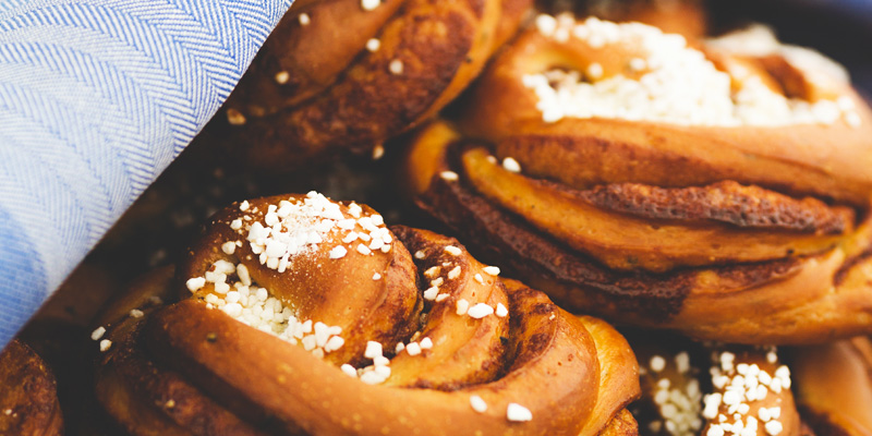 Nybakade bullar med pärlsocker på